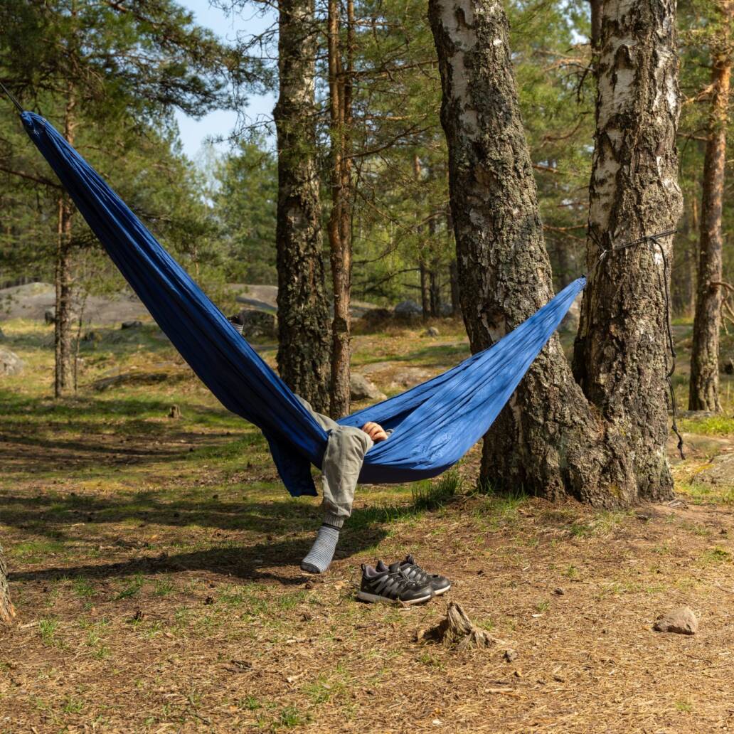 Valokuva: Mies metsässä