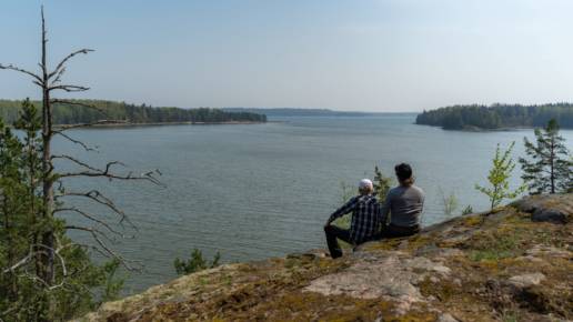 Valokuva: Isä ja poika katsoo maisemia
