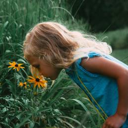 Valokuva: Tyttö haistaa kukkia