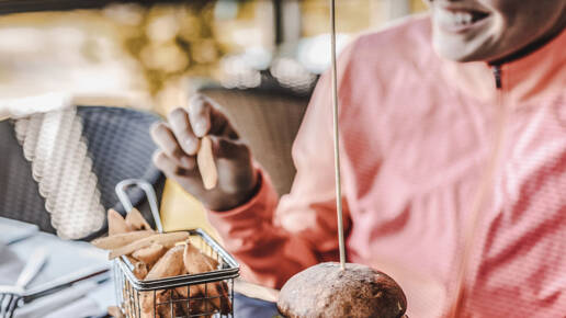 Valokuva: Nainen syö hampurilaista