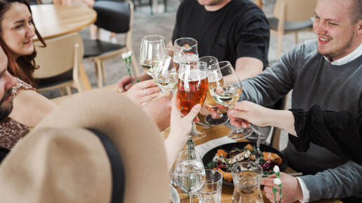 Valokuva: Kaveriporukka juhlii