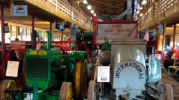 Valokuva: Vanhoja traktoreita museossa