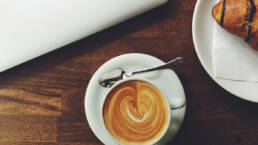 Valokuva: Kahvikuppi ja kroisantti