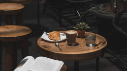 Valokuva: Kahvi ja kroisantti