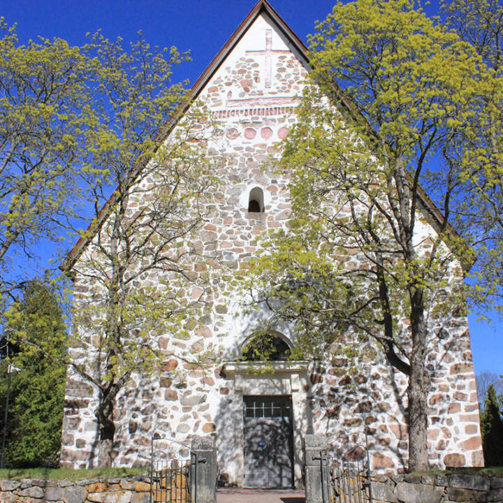 Valokuva: Kirkko ulkoa