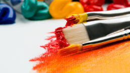 Valokuva: Pensseleitä ja värejä