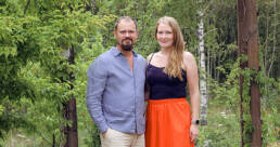 Antti ja Erica Ryysy seisovat puuhtarhassaan.