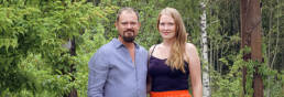 Antti ja Erica Ryysy seisovat puutarhassaan.